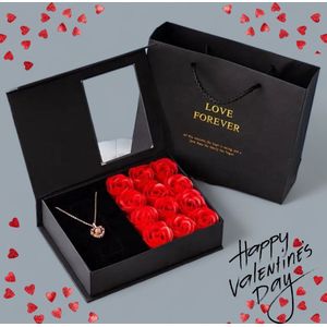 Novani Valentijn Cadeautje - Rozen Giftbox met Ketting - 12x rode zeeprozen met geur - I Love You Ketting in 100 Talen - Ketting Rose Gold - Geschenkset - Valentijn Cadeautje voor Haar
