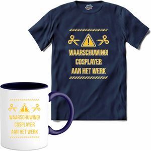 Waarschuwing! Cosplayer aan het werk! - Cosplay, naai en knutsel kleding - T-Shirt met mok - Unisex - Navy Blue - Maat M