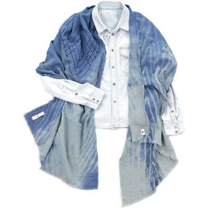 YELIZ YAKAR - Handmade - enkel exemplaar - “ Shiboru V” hand tie-dyed en hand geborduurd unisex sjaal/omslagdoek - crinkle mousseline double gauze 100% katoen - licht groen en indigo blauw kleuren - designer kleding- zomer sjaal- luxecadeau
