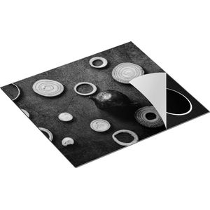 Chefcare Inductie Beschermer Gesneden Uien op een Zwarte Achtergrond - Zwart Wit - 57,6x51,6 cm - Afdekplaat Inductie - Kookplaat Beschermer - Inductie Mat