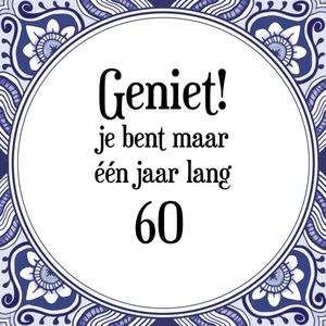 Verjaardag Tegeltje met Spreuk (60 jaar: Geniet! je bent maar één jaar 60! + cadeau verpakking & plakhanger