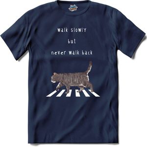 Walk Slowly But Never Walk Back | Katten - Kat - Cats - T-Shirt - Unisex - Navy Blue - Maat S