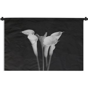 Wandkleed Planten op een zwarte achtergrond - Een close up van calla lily-bloemen op een zwarte achtergrond Wandkleed katoen 150x100 cm - Wandtapijt met foto
