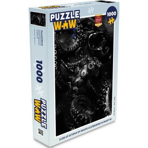 Puzzel Close-up octopus op zwarte achtergrond in zwart-wit - Legpuzzel - Puzzel 1000 stukjes volwassenen