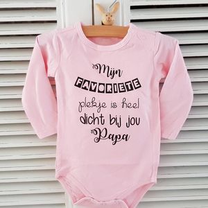 Rompertje baby tekst cadeau meisje geboorte eerste vaderdag Mijn favoriete plekje is heel dicht bij jou papa | Lange mouw | roze | maat 86/92 | eerste vaderdag mooiste cadeautje cadeau tekst baby kind liefste lief beste held superman leukste mijn is