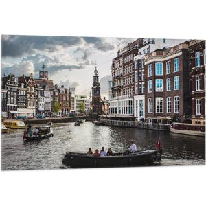 WallClassics - Vlag - Bootjes door de Grachten van Amsterdam - 105x70 cm Foto op Polyester Vlag