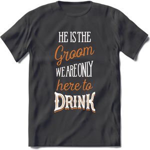 T-Shirt Knaller T-Shirt| He Is The Groom | Vrijgezellenfeest Cadeau Man / Vrouw -  Bride / Groom To Be Bachelor Party - Grappig Bruiloft Bruid / Bruidegom |Heren / Dames Kleding shirt|Kleur zwart|Maat S