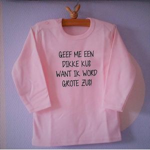 Shirt meisje Geef me een dikke kus want ik word grote zus | lange mouw T-Shirt | licht roze| maat 104 zwangerschap aankondiging geboorte bekendmaking baby big sis sister