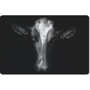 Bureau mat - Portretfoto koe op zwarte achtergrond in zwart-wit - 60x40