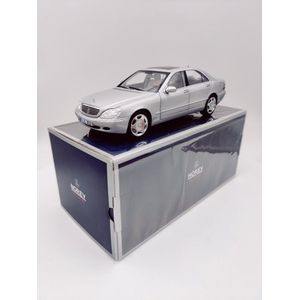 Het 1:18 Diecast-model van de Mercedes-Benz S-Klasse S600 van 1998 in Silver. De fabrikant van het schaalmodel is Norev.Dit model is alleen online beschikbaar.