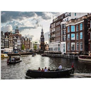 WallClassics - PVC Schuimplaat - Bootjes in de Grachten van Amsterdam - 80x60 cm Foto op PVC Schuimplaat (Met Ophangsysteem)