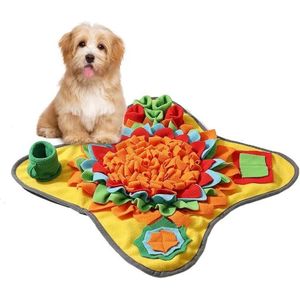 Honden activiteiten en snuffelmat fleece en anti slip geel - snuffelmat - likmat - slowfeeder - honden speelgoed