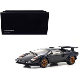 Het 1:18 Diecast-model van de Lamborghini Countach LP500S Walter Wolf uit 1982 in donkerblauw. De fabrikant van het schaalmodel is Kyosho. Dit model is alleen online verkrijgbaar
