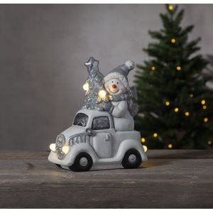 Kristmar Sneeuwpop in truck met LED - Kerstversiering - Kerstverlichting - Kerstfiguur voor kerstdorp - Werkt op batterijen - Warm wit - 20x23x10 cm - Keramiek - Wit/Zilver