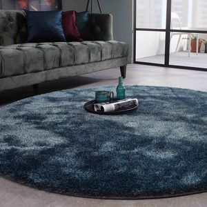 Rond hoogpolig vloerkleed in petrol kleursamenstelling
