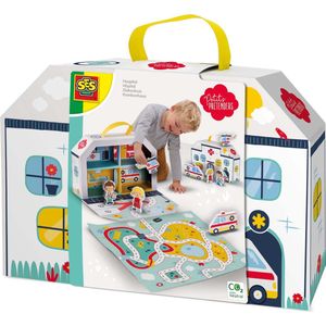 SES - Petits Pretenders - Ziekenhuis speelkoffer en speelmat - speelkoffer met 4 kamers, speelkleed en houten speelfiguren