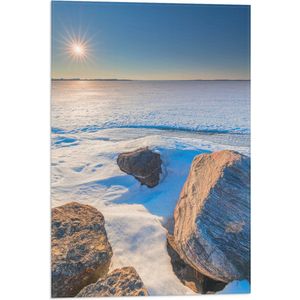 WallClassics - Vlag - Lichte Zon in Sneeuwgebied - 40x60 cm Foto op Polyester Vlag