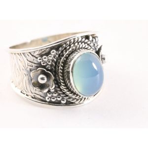Bewerkte zilveren ring met blauwe chalcedoon - maat 18.5