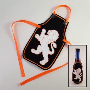 Zwart schortje voor bierfles met een witte leeuw - biertje, cadeautje, pilsje, voetbal, EK, WK, oranje