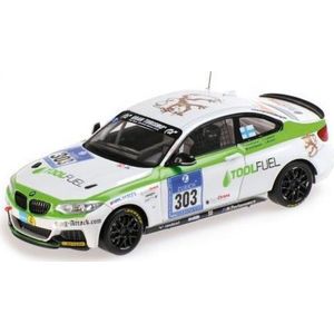 De 1:43 Diecast Modelcar van de BMW M235I #303 van de 24H Nurburgring 2014. De drivers waren Osterlund / Honkanen / Lyback en HenkolaDit schaalmodel is beperkt door 514 stuks. De fabrikant is Minichamps.Dit model is alleen online beschikbaar.