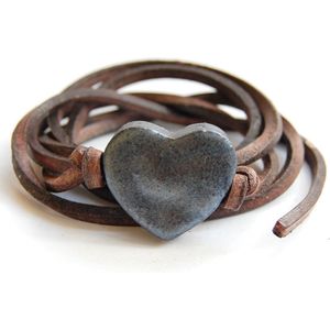 Armband hart oliezwart - leer - keramiek - wikkelarmband