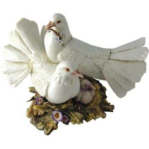 Capodimonte - beeldje - duivenpaar - met - jong - porselein - handgemaakt - Italiaans - erfgoed