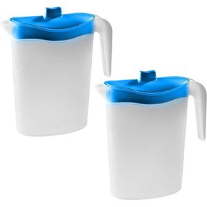 4x Waterkannen/sapkannen met blauwe deksel 1,5 liter 9 x 21 x 23 cm kunststof - Compact formaat schenkkannen die in de koelkastdeur past - Sapkannen/waterkannen/schenkkannen/limonadekannen