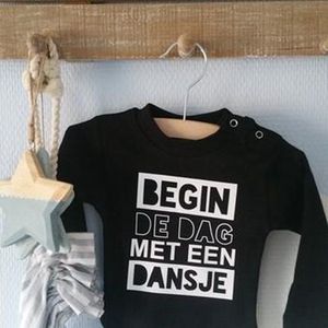 Baby Romper zwart met tekst bedrukking begin de dag met een dansje | lange mouw | zwart wit | maat 62/68  bekendmaking zwangerschap aanstaande baby jongen