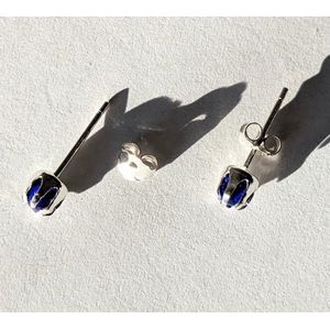 M-apART-oorstekers-925-zilver-met-handgemaakte-glassteen-donkerblauw
