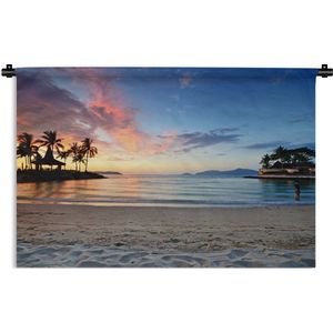 Wandkleed Zonsondergang op het strand - Een tropische zonsondergang bij een Maleisisch strand Wandkleed katoen 180x120 cm - Wandtapijt met foto XXL / Groot formaat!
