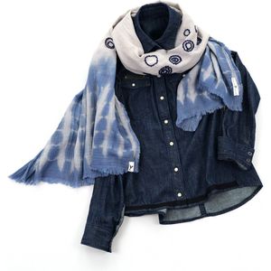 YELIZ YAKAR - Handmade - enkel exemplaar - “ Shiboru IV” hand tie-dyed en hand geborduurd unisex sjaal/omslagdoek - crinkle mousseline double gauze 100% katoen - beige en indigo blauw kleuren - designer kleding- zomer sjaal- luxecadeau