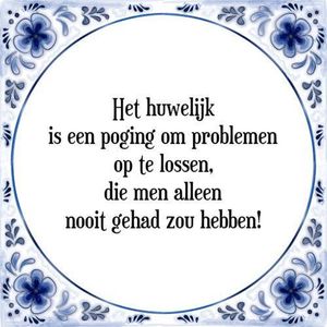 Tegeltje met Spreuk (Tegeltjeswijsheid): Het huwelijk is een poging om problemen op te lossen, die men alleen nooit gehad zou hebben! + Kado verpakking & Plakhanger