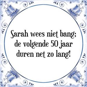 Tegeltje met Spreuk (50 jaar Sarah kado): Sarah wees niet bang; de volgende 50 jaar duren net zo lang! + Cadeau verpakking & Plakhanger