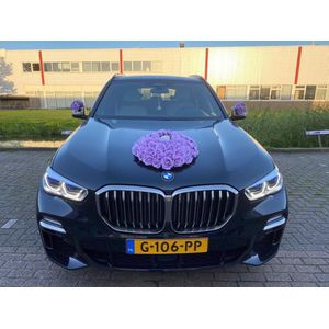 CAROLINE Luxe Trouwauto Versiering - Decoratie voor op de Motorkap - Autodecoratie Huwelijk Trouwerij - Bruiloft Versiering -  Paarse Rozen met Parels - Grote Bloemstuk voor op de Motorkap - Bruidsauto Versiering AUTODECO.NL