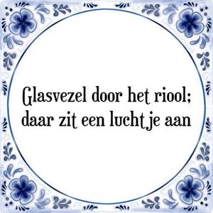 Tegeltje met Spreuk (Tegeltjeswijsheid): Glasvezel door het riool; daar zit een luchtje aan + Kado verpakking & Plakhanger