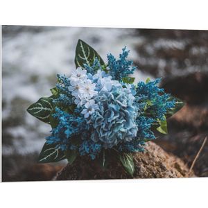 WallClassics - PVC Schuimplaat- Foto van een Klein Boeket met Witte en Blauwe Bloemen - 100x75 cm Foto op PVC Schuimplaat
