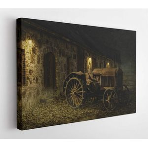 Late herfstavond, een oude tractor verlicht door lampen van landelijke stenen gebouwen - Modern Art Canvas - Horizontaal - 1582553461 - 50*40 Horizontal