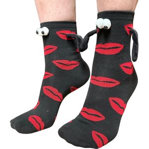 Grappige Sokken met Magneet Handjes - Zwart met 3D ogen en Rode Lippen - Dames maat 35-40 - Love Socks