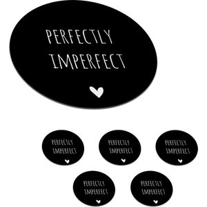 Onderzetters voor glazen - Rond - Engelse quote Perfectly imperfect met een hartje op een zwarte achtergrond - 10x10 cm - Glasonderzetters - 6 stuks