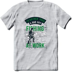 A bad Day Fishing - Vissen T-Shirt | Groen | Grappig Verjaardag Vis Hobby Cadeau Shirt | Dames - Heren - Unisex | Tshirt Hengelsport Kleding Kado - Licht Grijs - Gemaleerd - 3XL