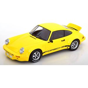 Het 1:18 Diecast-model van de Porsche 911 3.0 RSR Carrera Coupé uit 1974 in geel. De fabrikant van het schaalmodel is Werk83. Dit model is alleen online beschikbaar