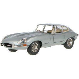 De 1:18 Diecast modelauto van de Jaguar E-Type Coupe MKI van 1961 in Gun Metal.De fabrikant van het schaalmodel is Kyosho.Dit model is alleen online beschikbaar.