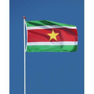 Surinaamse Vlag - Suriname Vlag - 90x150cm - Suriname Flag - Originele Kleuren - Sterke Kwaliteit Incl Bevestigingsringen - Hoogmoed Vlaggen