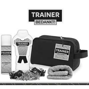 Geschenkset ""Trainer bedankt!"" - 4 producten - 500 gram | Toilettas - Cadeau - Man - Toernooi - Voetbal - Volleybal - Hockey - Handbal - Basketbal - Korfbal - Trefbal - Waterpolo - Rugby - Sport - Wedstrijd - Showergel - Giftset - Coach - Grijs