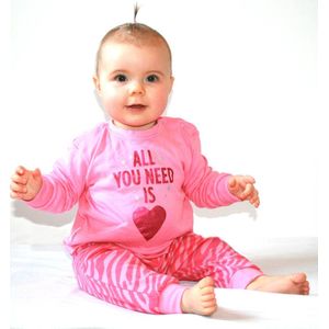 Pyjama - Newborn - Baby - Peuter - Kraamcadeau - All you need is - pink heart - Premium collectie Frogs en Dogs -  maat 74 (6-9 mnd)