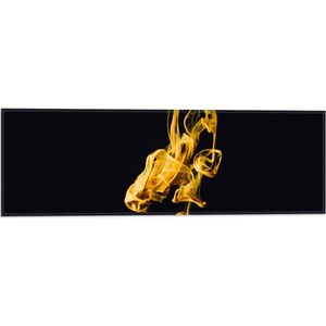 WallClassics - Vlag - Gele Rookwolk tegen Zwarte Achtergrond - 60x20 cm Foto op Polyester Vlag