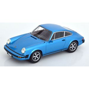 Het 1:18 Diecast-model van de Porsche 911 Coupé uit 1974 in blauw. De fabrikant van het schaalmodel is Schuco. Dit model is alleen online verkrijgbaar