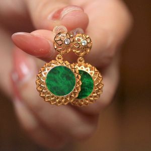 Levendige Jade Bloem Oorhangers met Lijst