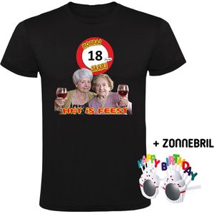 Hoera 18 jaar! Het is feest Heren T-shirt + Happy birthday bril - verjaardag - jarig - 18e verjaardag - oma - wijn - grappig