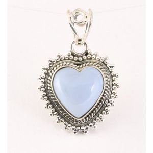 Bewerkte hartvormige zilveren hanger met blauwe opaal